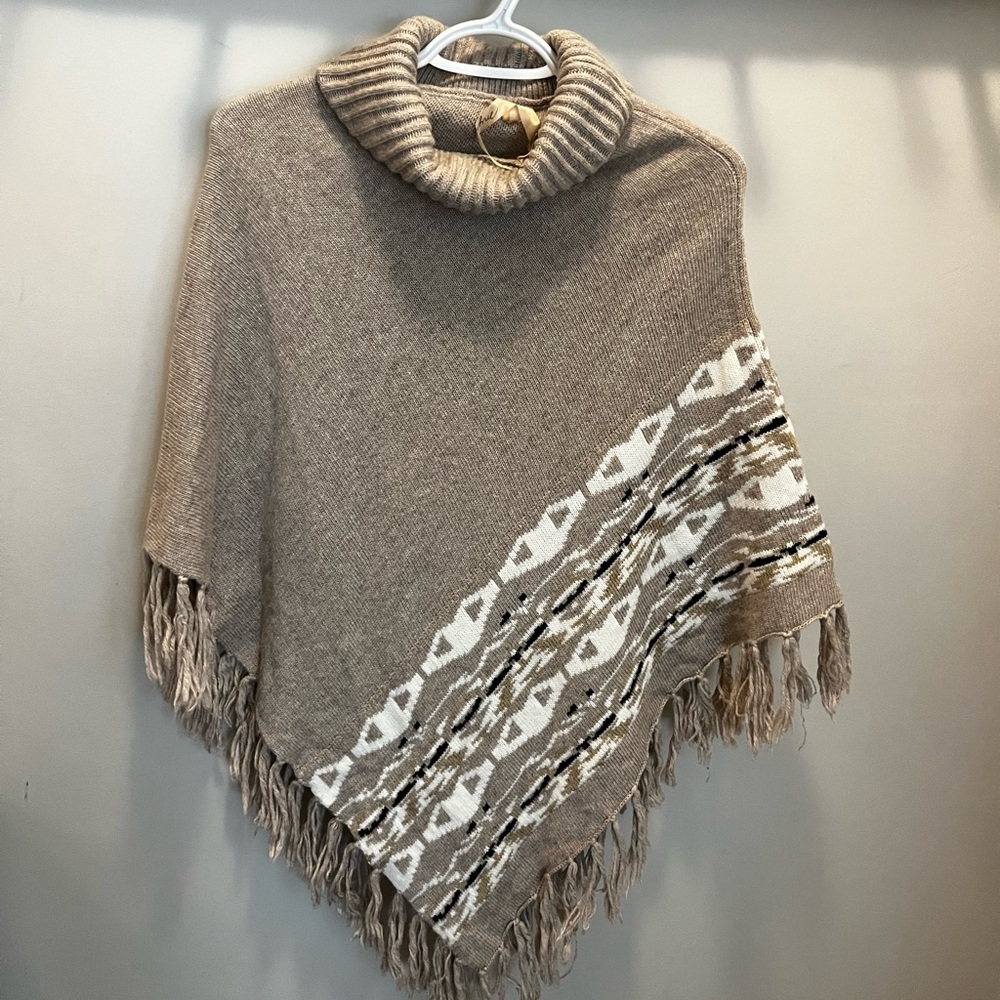 Poncho, soft knit, excellent condition. Size SMALL 30%Cashmere, 70%Polyamide